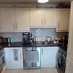 Apartamento Spacious Riverside 1bd In Bustling Village