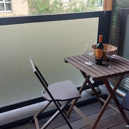Apartamento Spacious Riverside 1bd In Bustling Village
