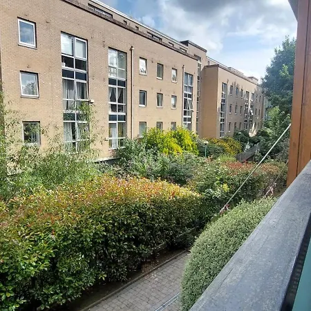 Apartamento Spacious Riverside 1bd In Bustling Village *