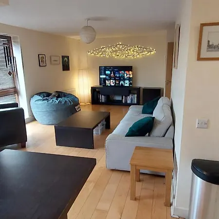 Lejlighed Spacious Riverside 1bd In Bustling Village *