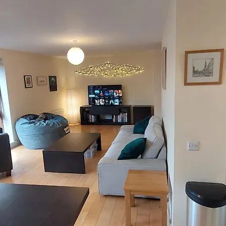 Spacious Riverside 1bd In Bustling Village *