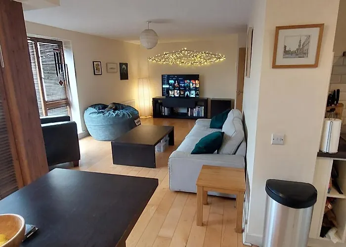 شقة Spacious Riverside 1bd In Bustling Village *