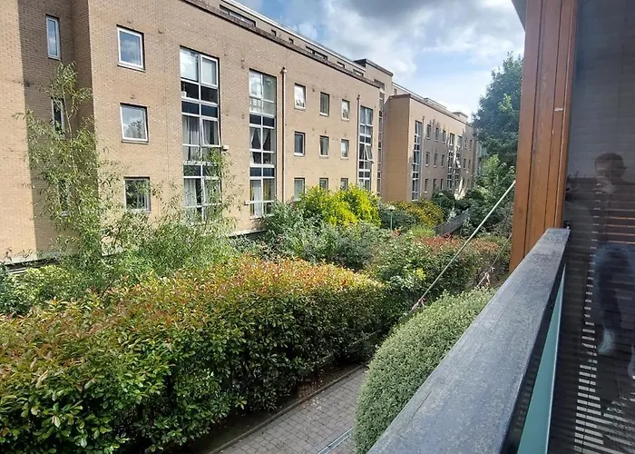 شقة Spacious Riverside 1bd In Bustling Village *