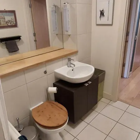 Apartamento Spacious Riverside 1bd In Bustling Village *