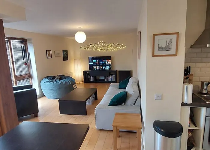 Spacious Riverside 1bd In Bustling Village *