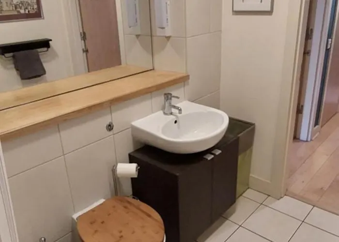 Appartement Spacious Riverside 1bd In Bustling Village *