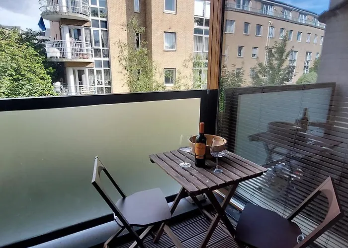 Lägenhet Spacious Riverside 1bd In Bustling Village Dublin